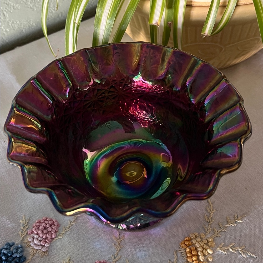 Gorgeous L.E. Smith Amethyst Carnival Glass Ruffled Bowl Daisy & Button Pattern - Picture 2 of 15
